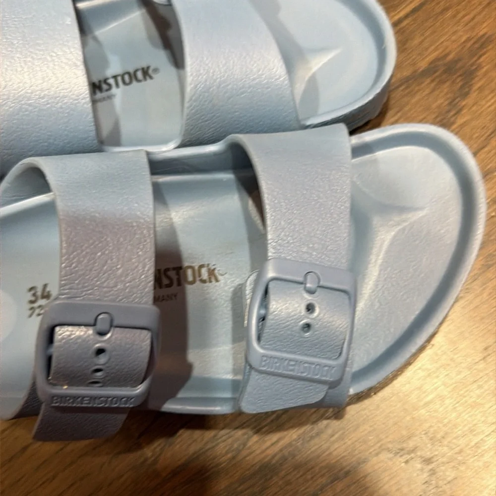 Birkenstock blue youth sandal. Size 34 (3)